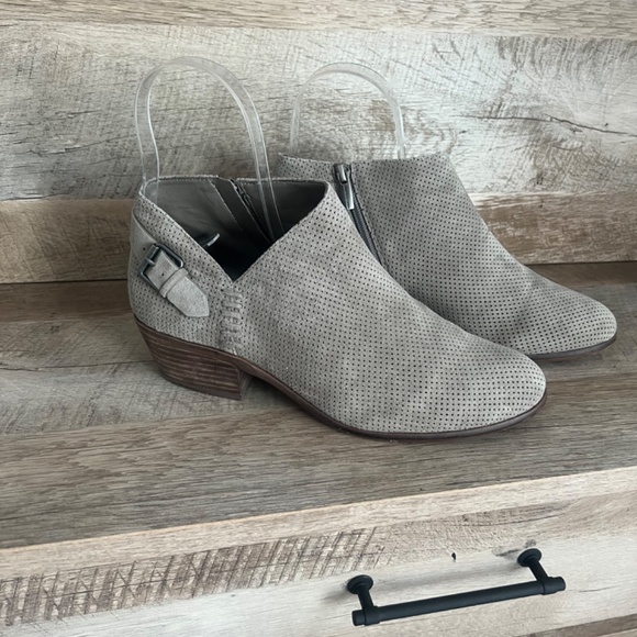 Vince Camuto suede booty size 9.5 W - Picture 2 of 6